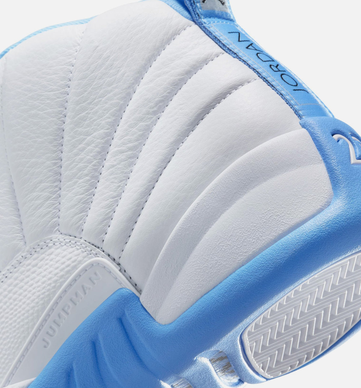 Air Jordan 12 Retro White and University Blue 男款生活方式运动鞋 - 白色/学院蓝/金属银