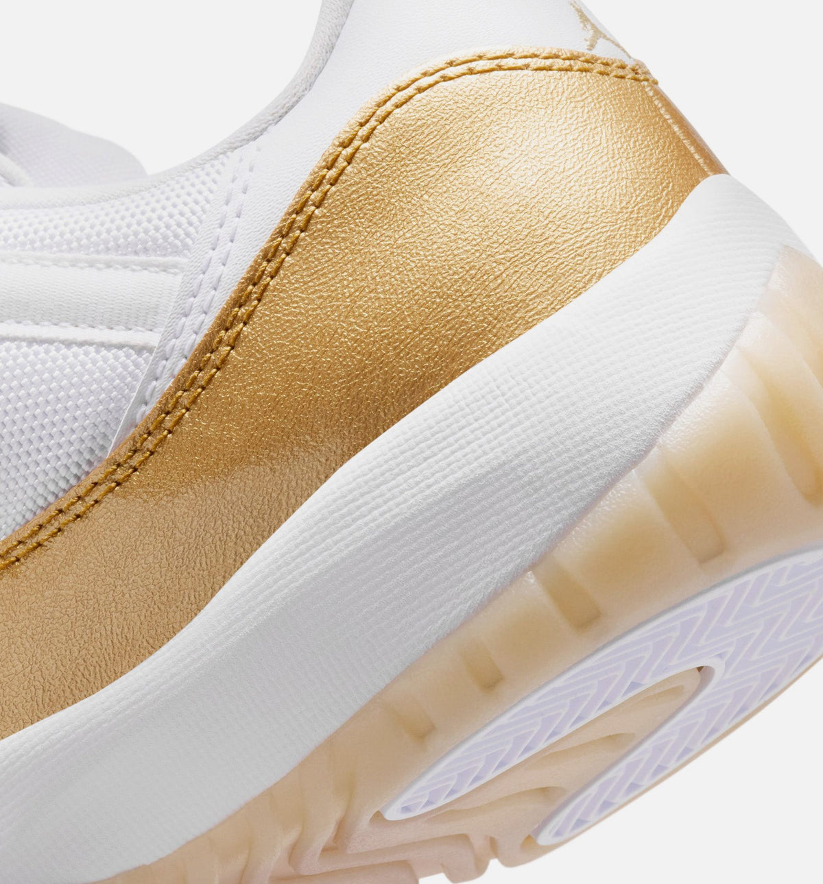 Air Jordan 11 Retro Low Mother's Day - 女款生活方式运动鞋（白/金属金/战队金）