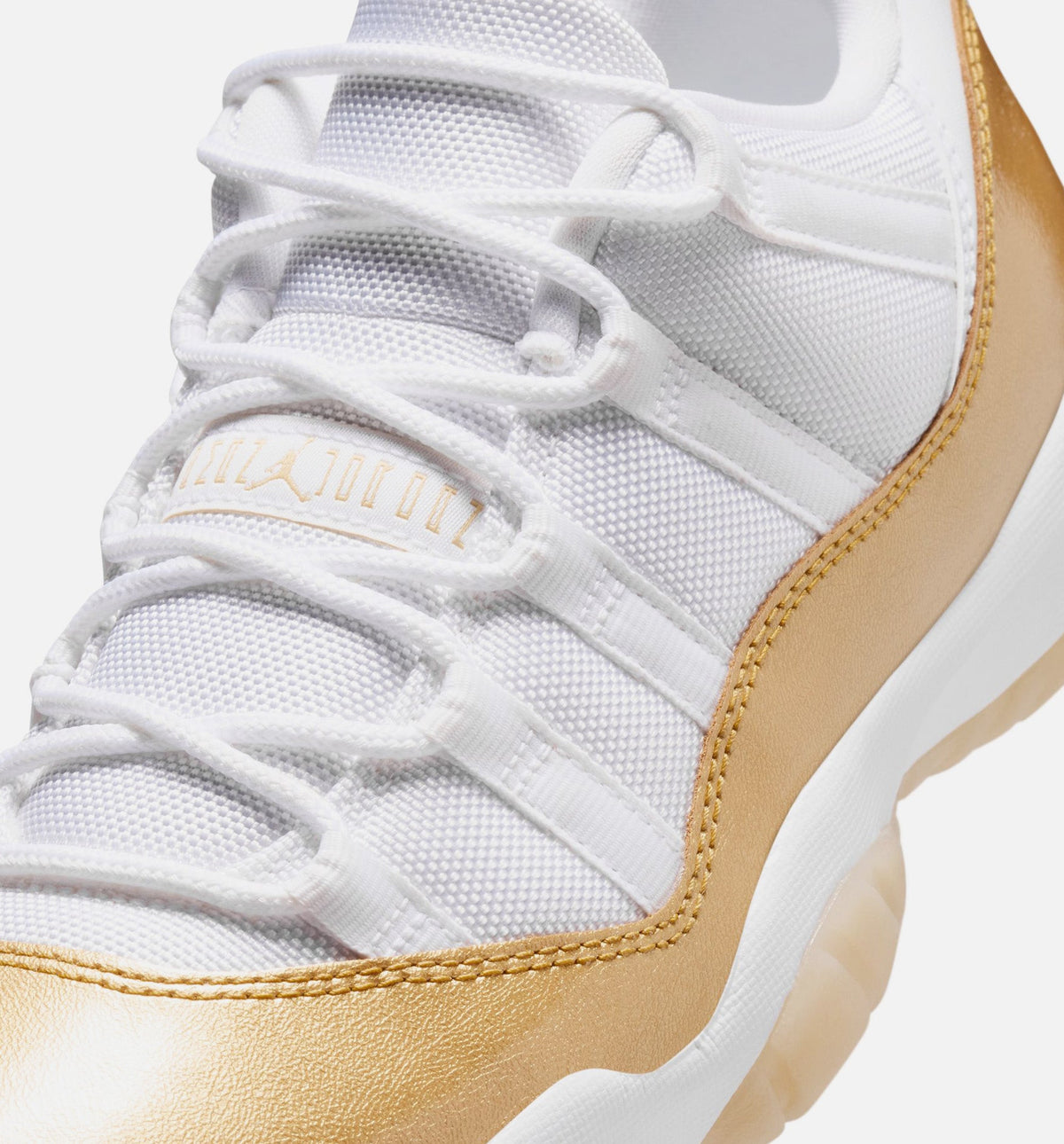 Air Jordan 11 Retro Low Mother's Day - 女款生活方式运动鞋（白/金属金/战队金）